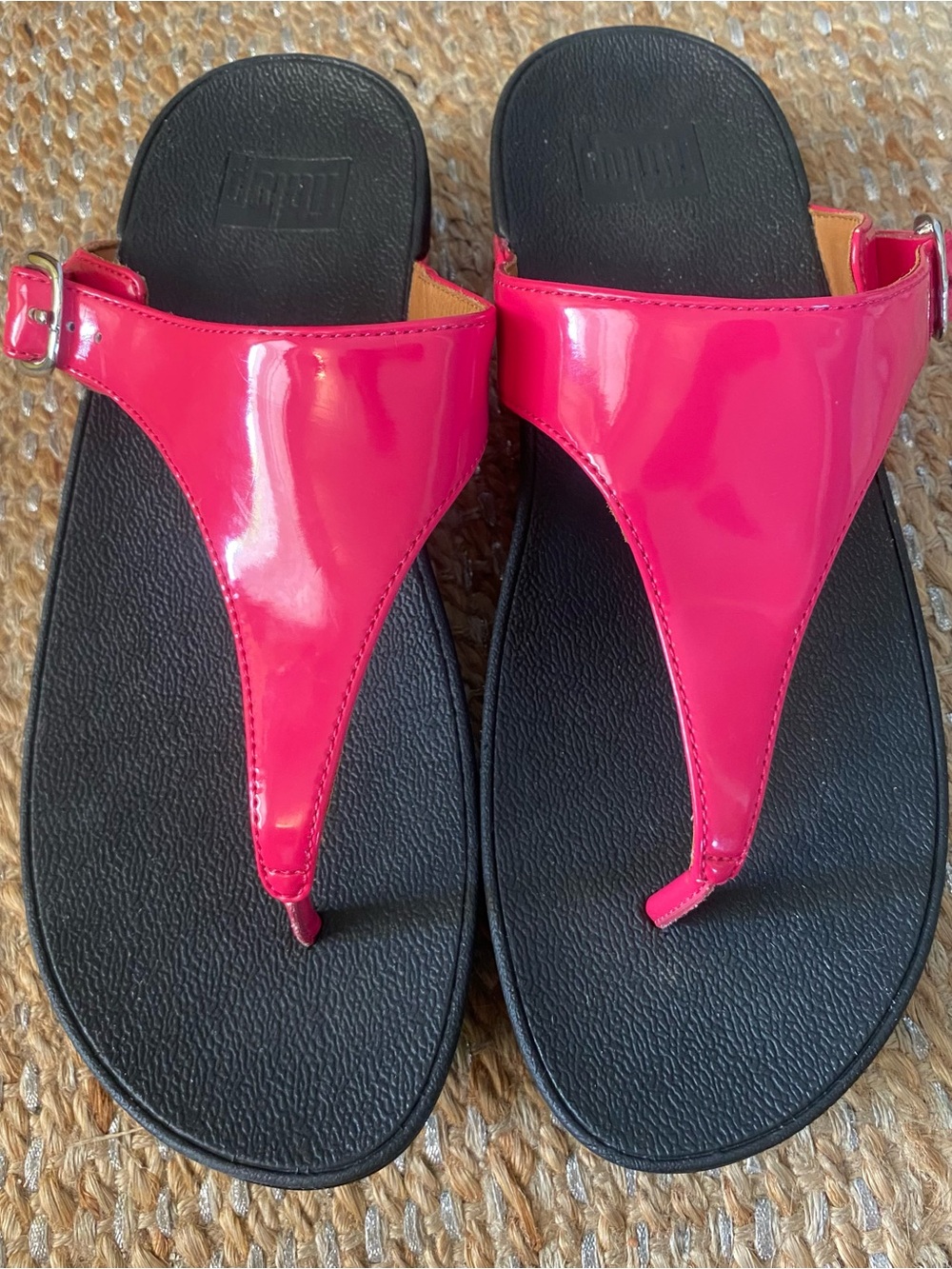 FitFlop The Skinny Patent Leather Toe Thong Sandals Cerise Hot Pink SZ 9 Barbie